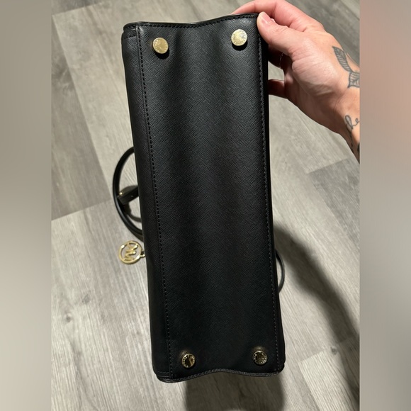 Michael Kors Saffiano Leather Bag & Wallet - Picture 7 of 12